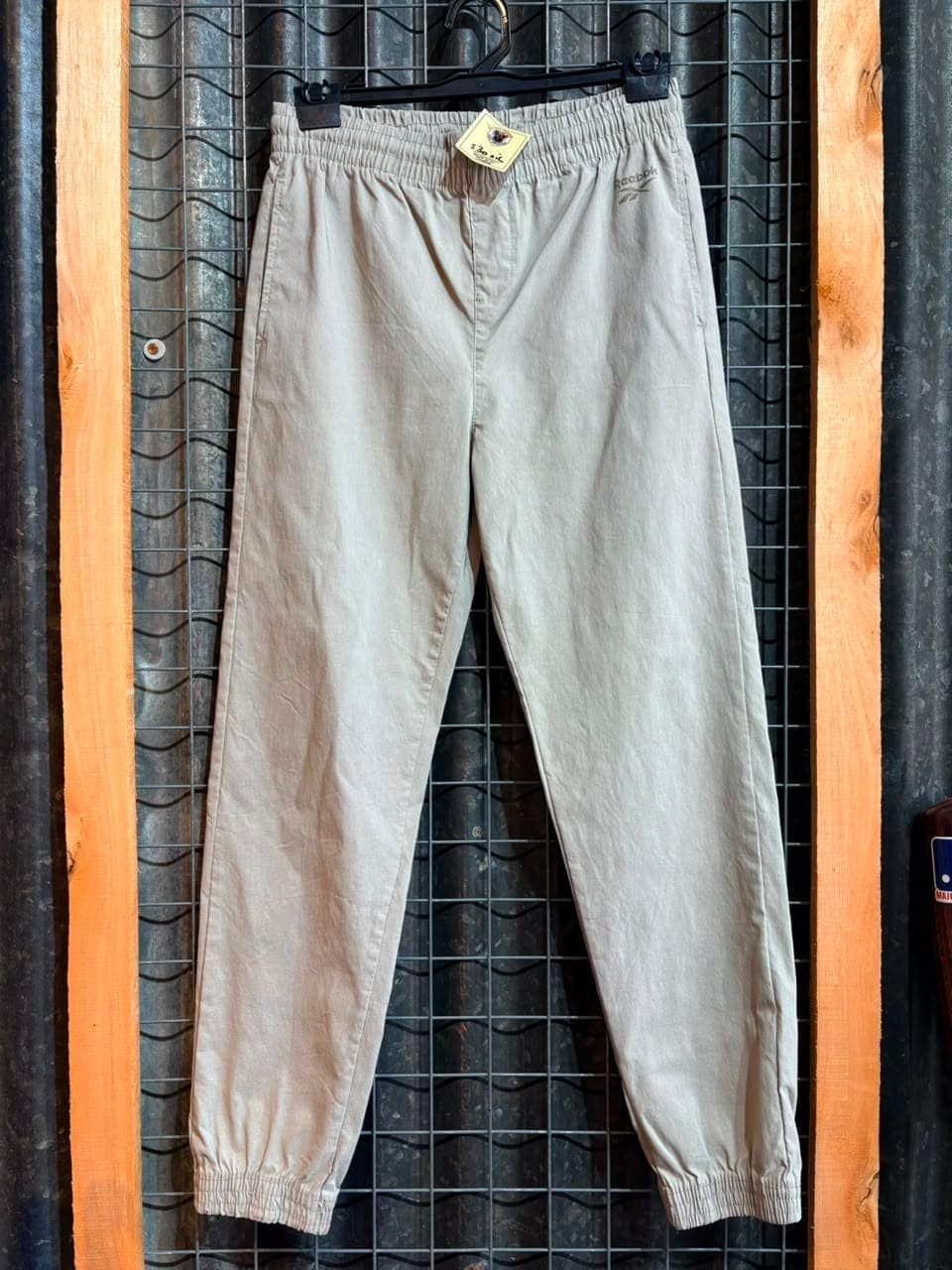 Pantalón Reebok beige