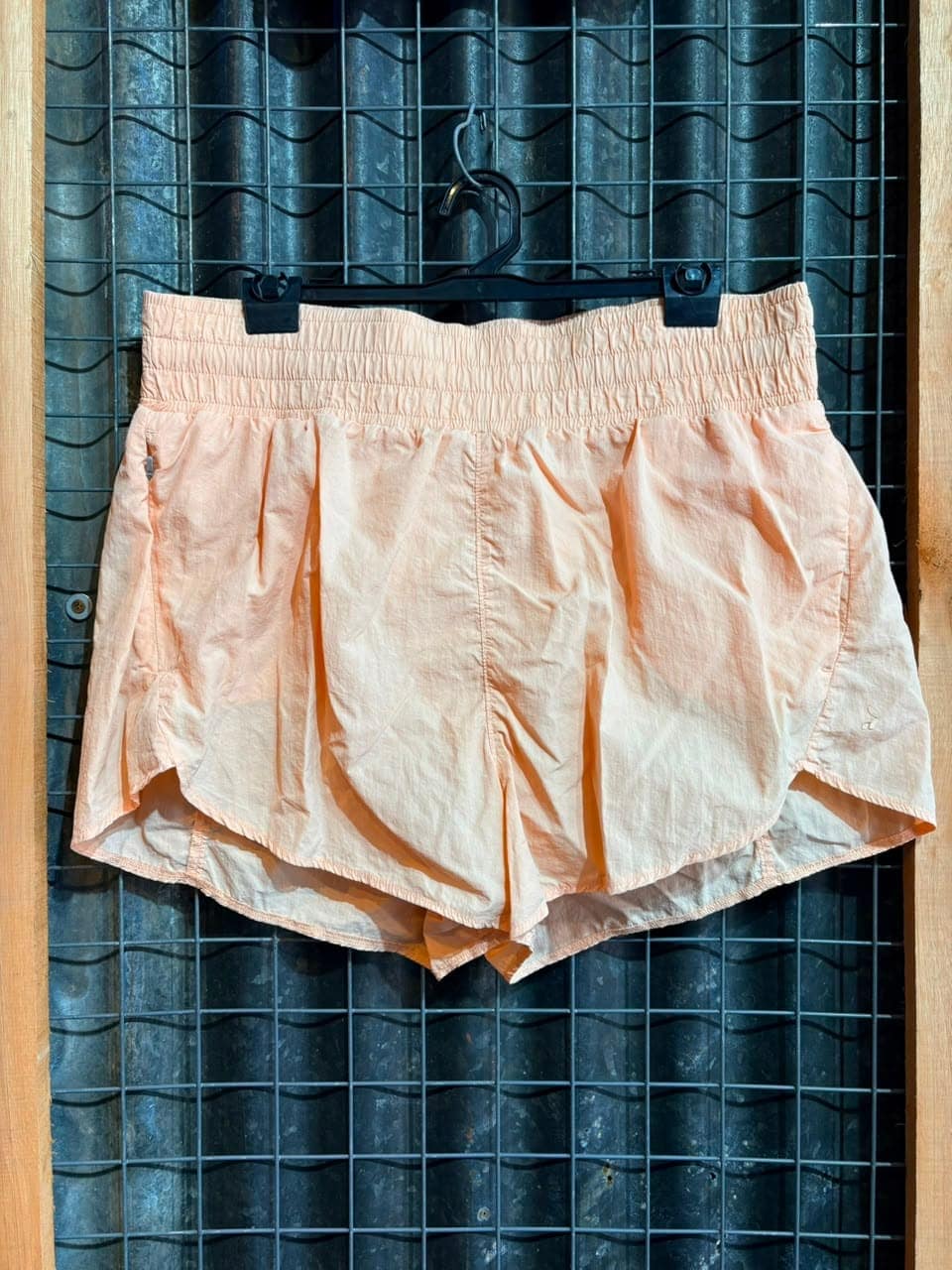 Short deportivo durazno