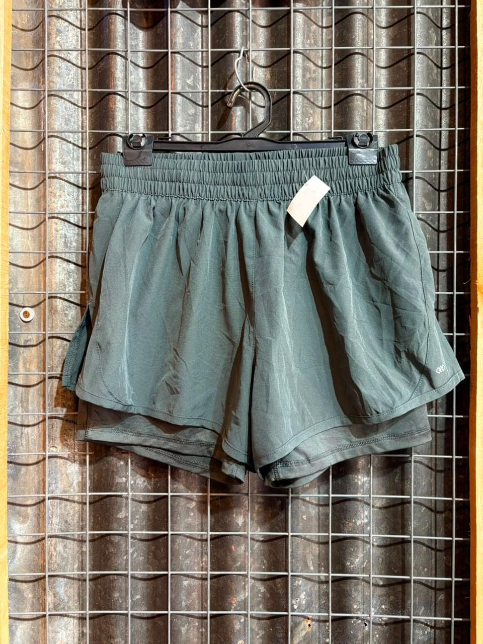 Short deportivo verde militar